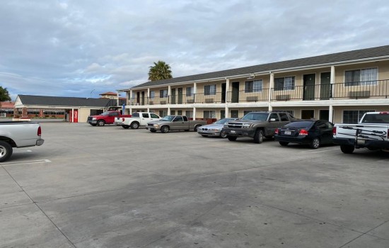 Welcome To Colonial Motel - Ample Parking