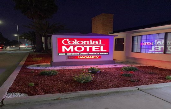 Welcome To Colonial Motel - Exterior Sign